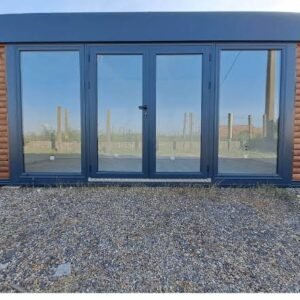 Module Préfabriqué de 13 m² – Bardage Bois, Toit Plat et Façade Vitrée